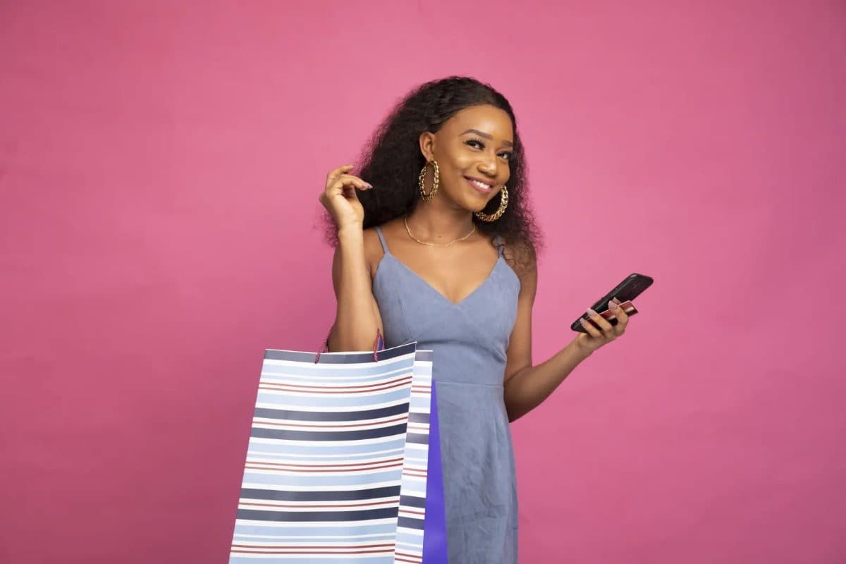 Vendeuse en live shopping en Guinée avec SuguLive