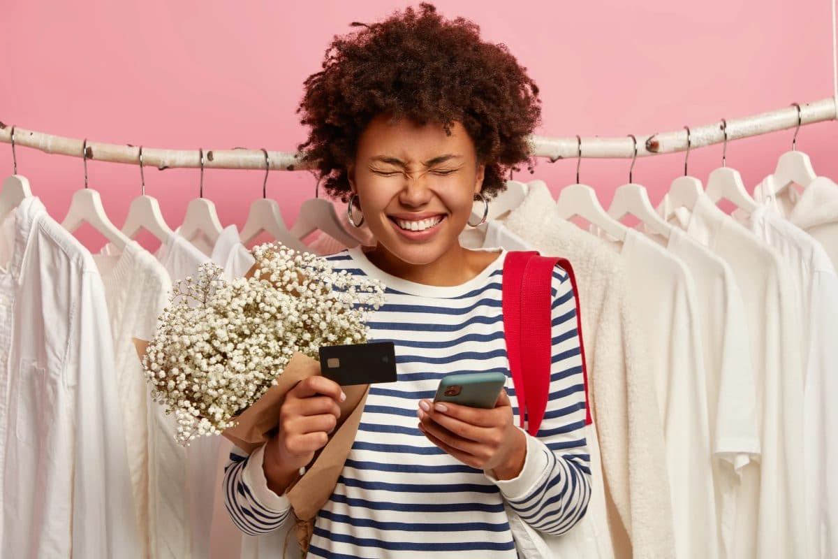 Vendeuse en live shopping au Cameroun avec SuguLive